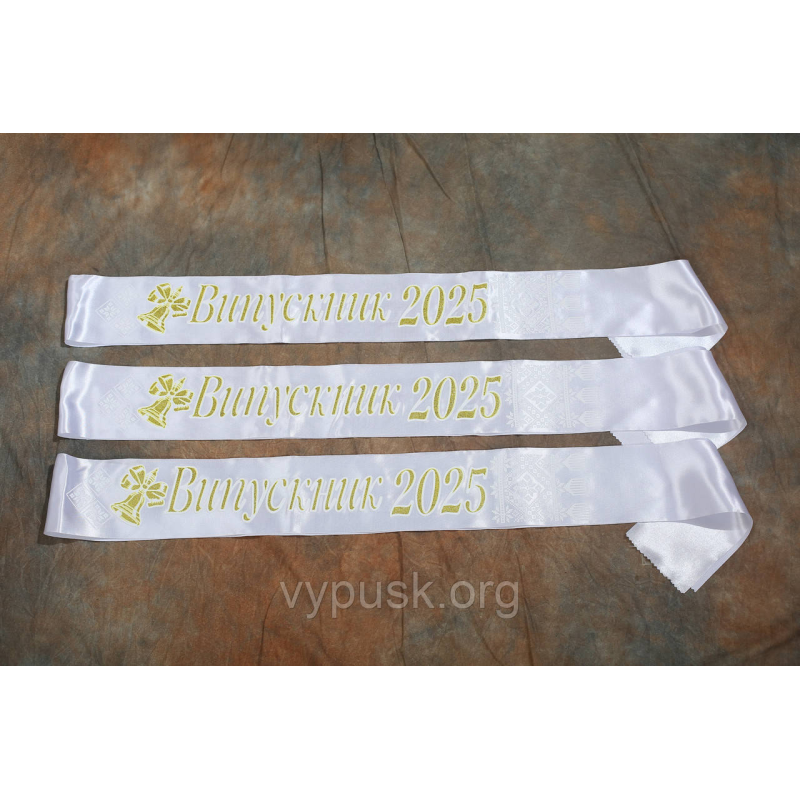 Стрічка “Випускник 2025“ біла атласна з 3 Д написом і золотим глітером. Стрічка “Випускник 2025“ біла атласна з 3 Д написом і золотим глітером.