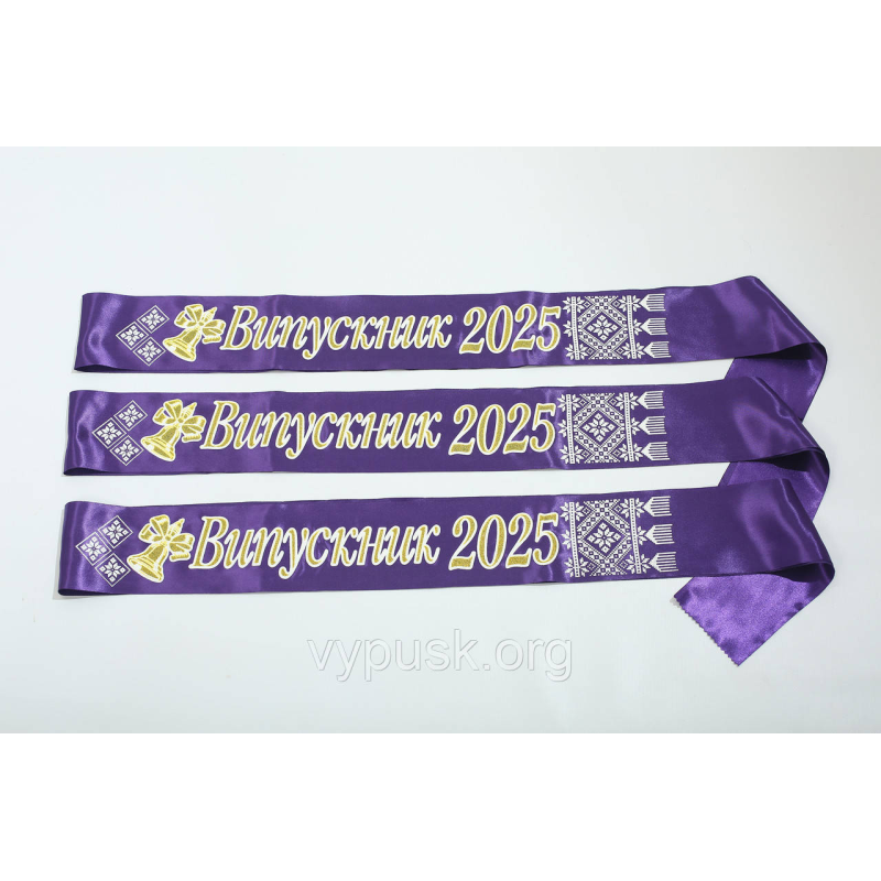 Стрічка Випускник 2025 фіолетова атласна з об“ємним написом Стрічка Випускник 2025 фіолетова атласна з об“ємним написом